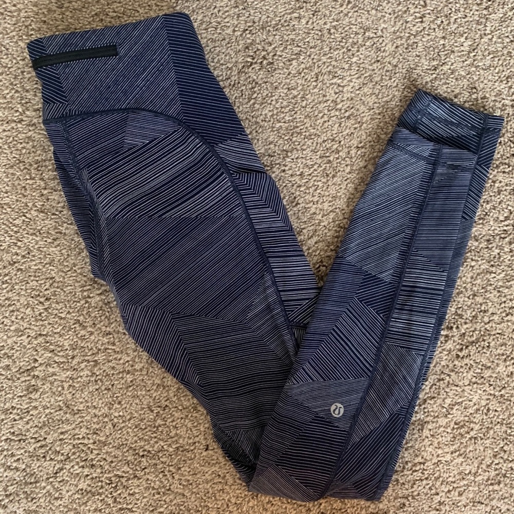 Lululemon Speed Up Tight 28” Size 6 Blue and White